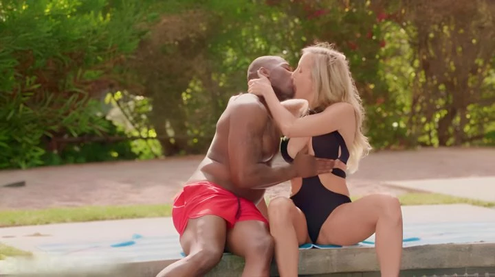 Pecking At A Cool MILF In The Pool, The Negro Agreed To Fuck In The Pussy