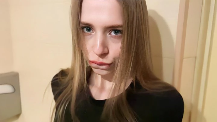 When He Saw A Fitonyashka In Leggings Taking A Selfie, The Pickup Truck Called Her Toilet To Have Sex, Immediately Went!